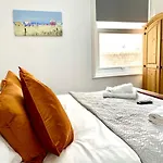4 Bed Family House Near Beach By Blackpool Service Apartments