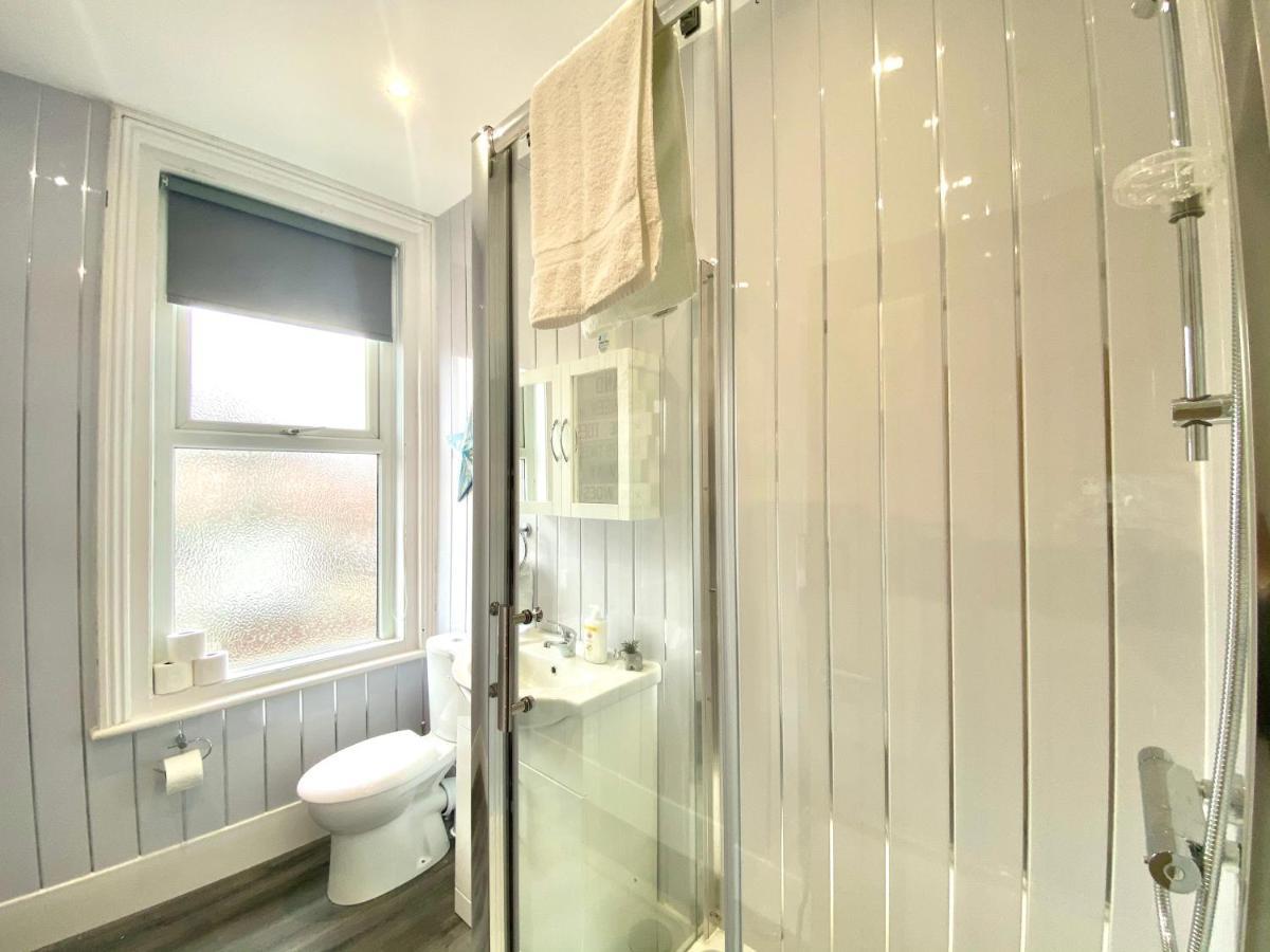 4 Bed Family House Near By Service Holiday home