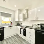 4 Bed Family House Near Beach By Blackpool Service Apartments