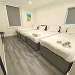 4 Bed Family House Near Beach By Blackpool Service Apartments