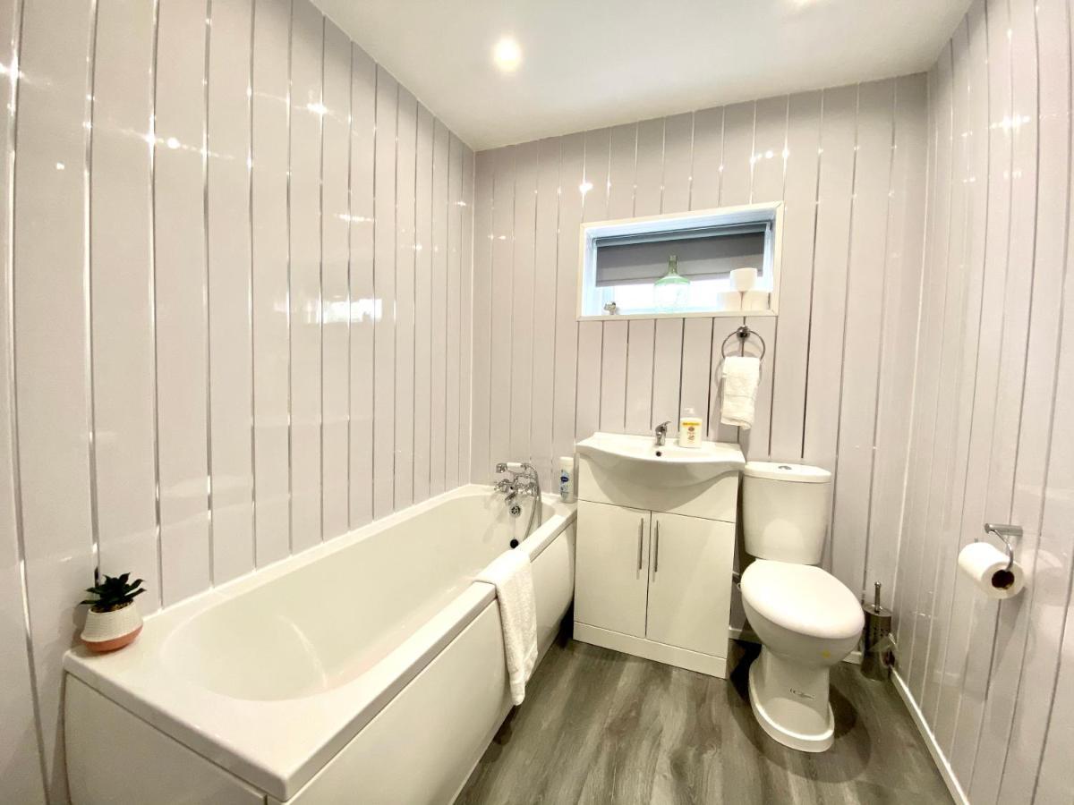 4 Bed Family House Near By Service *